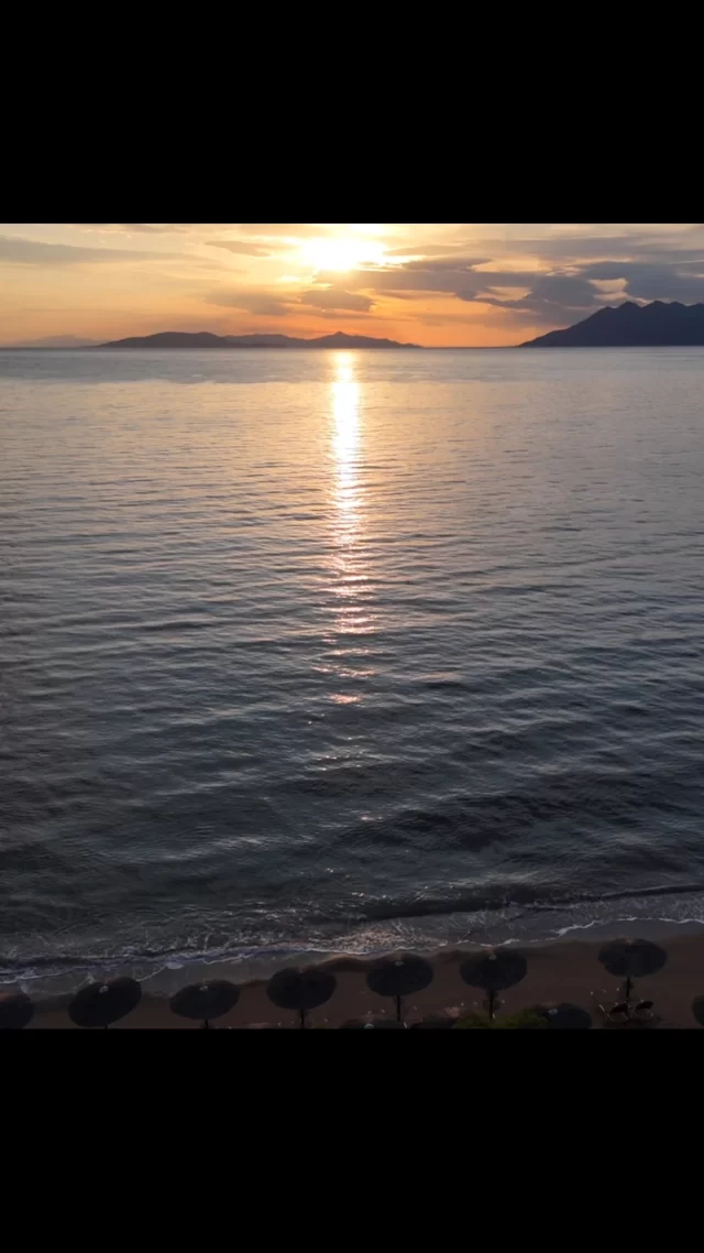 🌅🌅🐬 #sunrise #epidavros #ancientepidauros #ApollonBeachHotel #webhotelierprimalres #epidauros #apollonhotel #vacation #epidavrostheatre #video #viralvideos #greece